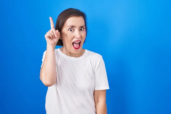 Middle Age Hispanic Woman Standing Blue Background Pointing Finger Successful —  Fotos de Stock