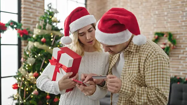 Man Vrouw Paar Met Kerst Cadeau Winkelen Met Smartphone Creditcard — Stockfoto