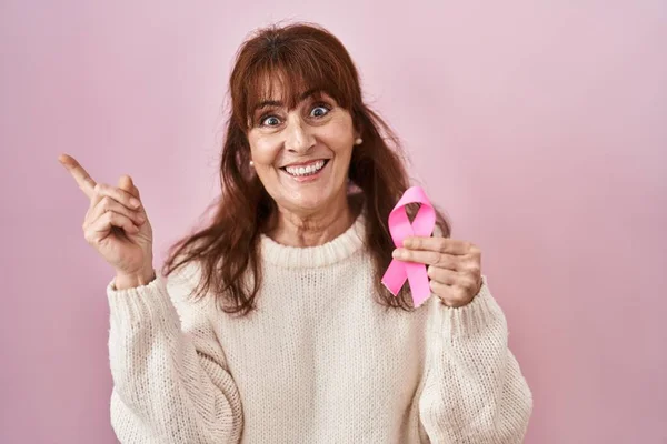 Middle Age Hispanic Woman Holding Pink Cancer Ribbon Smiling Happy — ストック写真