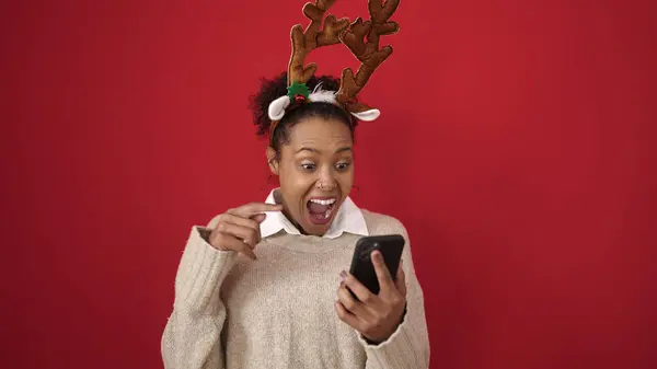 Afrikaanse Amerikaanse Vrouw Met Behulp Van Smartphone Dragen Rendier Oren — Stockfoto
