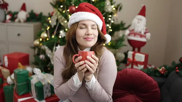 Mladý Krásný Hispánec Žena Pití Kávy Sedí Pohovce Vánočního Stromku — Stock fotografie