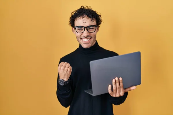 Homem Hispânico Trabalhando Usando Laptop Computador Gritando Orgulhoso Celebrando Vitória — Fotografia de Stock