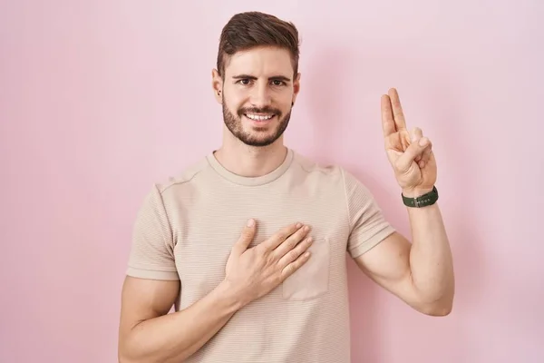 Hispanic Man Beard Standing Pink Background Smiling Swearing Hand Chest — Stock Photo, Image