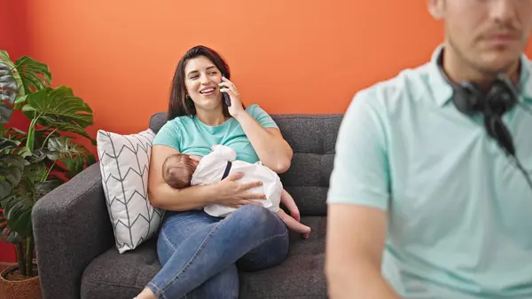 Junge Mutter Mit Ihrer Familie Mit Laptop Und Headset Hause — Stockfoto
