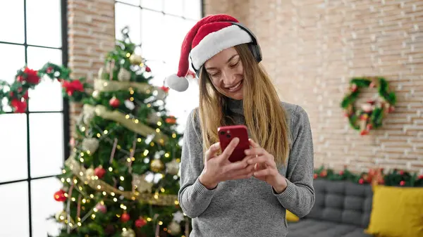 Νεαρή Καυκάσια Γυναίκα Που Χρησιμοποιεί Τηλέφωνο Ακούγοντας Μουσική Γιορτάζει Χριστούγεννα — Φωτογραφία Αρχείου