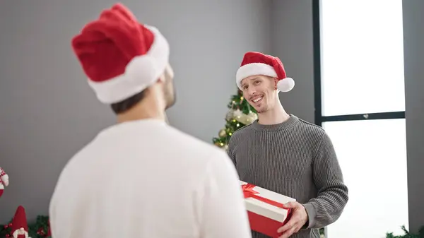 Dwóch Mężczyzn Świętuje Boże Narodzenie Trzymając Prezent Domu — Zdjęcie stockowe