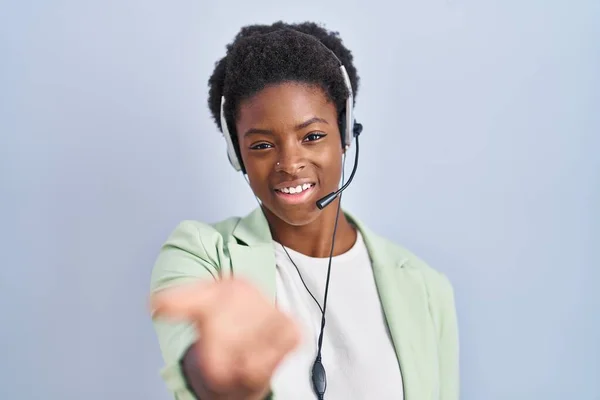 Afrykańska Amerykanka Nosząca Call Center Agent Zestaw Słuchawkowy Uśmiechnięta Radosna — Zdjęcie stockowe