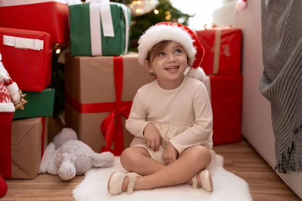 Rozkošná Dívka Usměvavá Sebevědomě Sedí Vánočního Stromku Dárky Doma — Stock fotografie