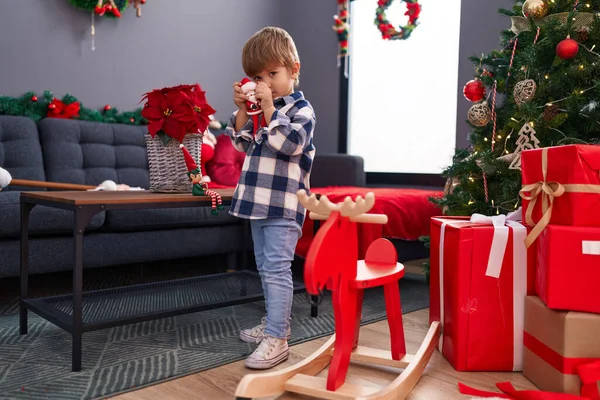 可敬的他的惊慌失措的儿子打开礼物 坐在圣诞树旁 坐在家里 — 图库照片