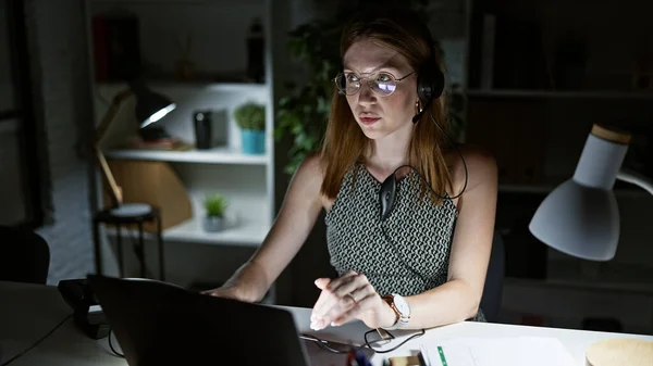 Junge Blonde Geschäftsfrau Mit Videoanruf Bei Der Arbeit Büro — Stockfoto