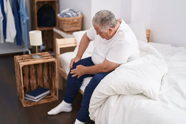 Middle Age Grey Haired Man Suffering Knee Injury Sitting Bed — Stock Photo, Image