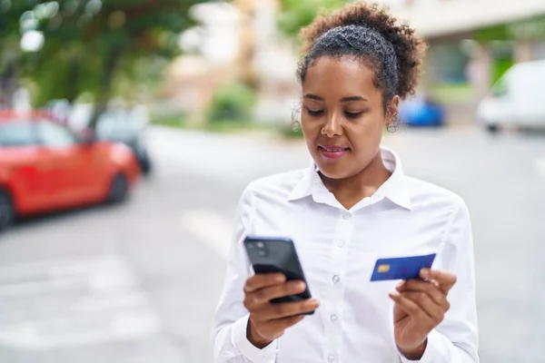 African American Woman Using Smartphone Credit Card Street — Stock fotografie