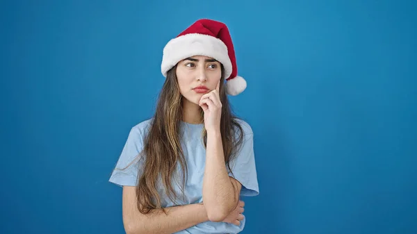 Junge Schöne Hispanische Frau Trägt Weihnachtsmütze Mit Zweifelhaftem Gesichtsausdruck Vor — Stockfoto