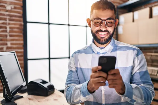 Jonge Spaanse Man Commerce Business Werknemer Met Behulp Van Smartphone — Stockfoto