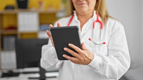 Lekarka Średnim Wieku Używająca Touchpada Poważną Twarzą Klinice — Zdjęcie stockowe
