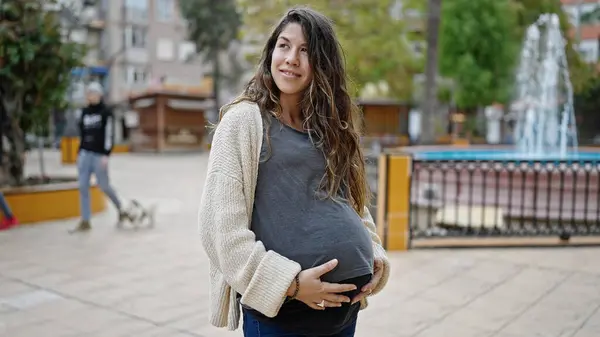 Mladá Těhotná Žena Usměvavá Sebevědomě Dojemné Břicho Parku — Stock fotografie