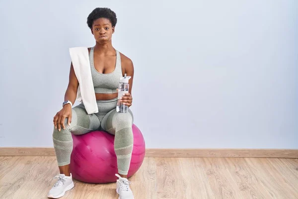 Afroamerykanka Ubrana Strój Sportowy Siedząca Pilates Ball Puffing Policzki Zabawną — Zdjęcie stockowe