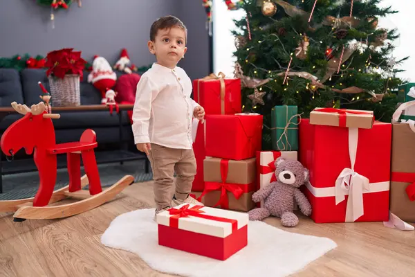 Evdeki Noel Ağacının Yanında Duran Sevimli Spanyol Çocuk — Stok fotoğraf