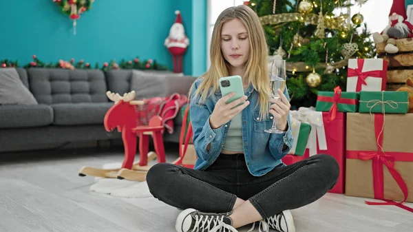 Jeune Femme Blonde Célébrant Noël Tenant Champagne Aide Smartphone Maison — Photo