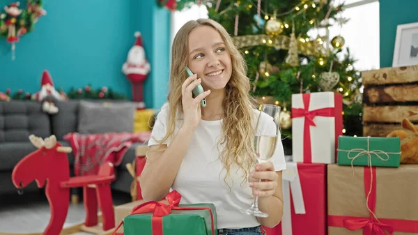Νεαρή Ξανθιά Γυναίκα Γιορτάζει Χριστούγεννα Μιλώντας Στο Smartphone Πίνοντας Σαμπάνια — Φωτογραφία Αρχείου