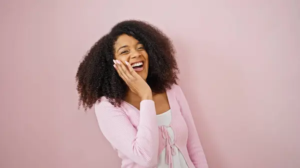 非裔美国女人笑了很多关于孤立的粉红背景 — 图库照片