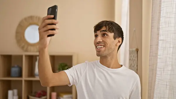 Neşeli Genç Spanyol Adam Akıllı Telefonuyla Çekici Bir Selfie Çekiyor — Stok fotoğraf