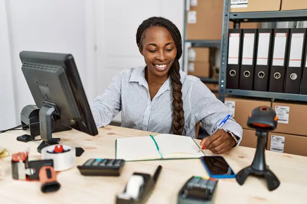 Африканская Американка Электронный Торговец Помощью Компьютера Записи Ноутбуке Офисе — стоковое фото