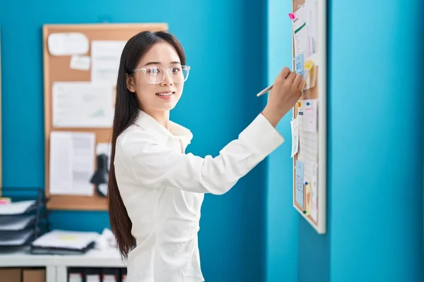 Young Chinese Woman Business Worker Writing Cork Board Office — Stock Photo, Image