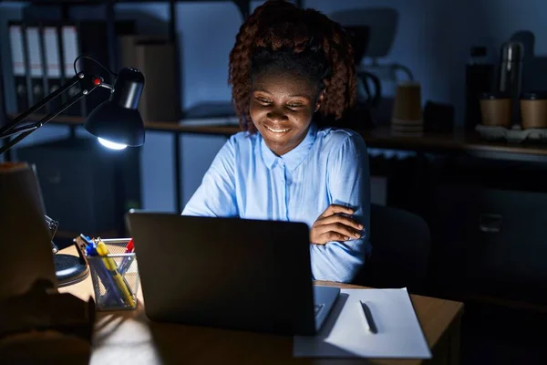 Afrikanerin Die Nachts Büro Arbeitet Lächelt Glücklich Mit Verschränkten Armen — Stockfoto