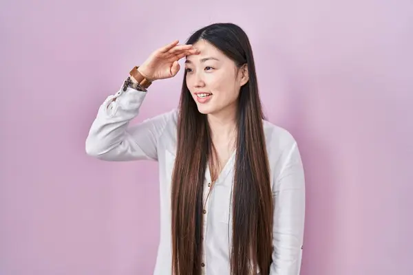Chinês Jovem Mulher Sobre Fundo Rosa Muito Feliz Sorrindo Olhando — Fotografia de Stock