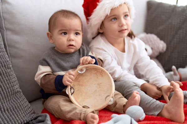 Αδελφός Και Αδελφή Παίζει Ντέφι Και Φοράει Χριστουγεννιάτικο Καπέλο Κάθεται — Φωτογραφία Αρχείου