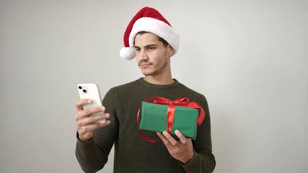 Junger Hispanischer Mann Trägt Weihnachtsmütze Mit Smartphone Vor Isoliertem Weißen — Stockfoto