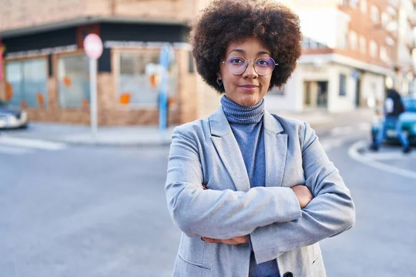 Afrikalı Amerikalı Kadın Yönetici Gülümsüyor Sokakta Kollarını Kavuşturup Duruyor — Stok fotoğraf