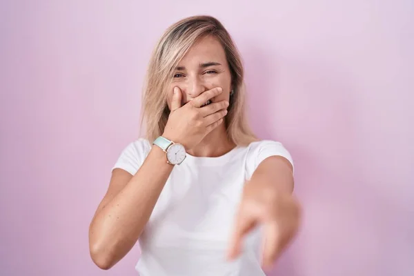 Young Blonde Woman Standing Pink Background Laughing You Pointing Finger — Stock Photo, Image