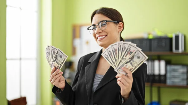 Junge Schöne Hispanische Geschäftsfrau Die Büro Lächelnd Dollars Hält — Stockfoto