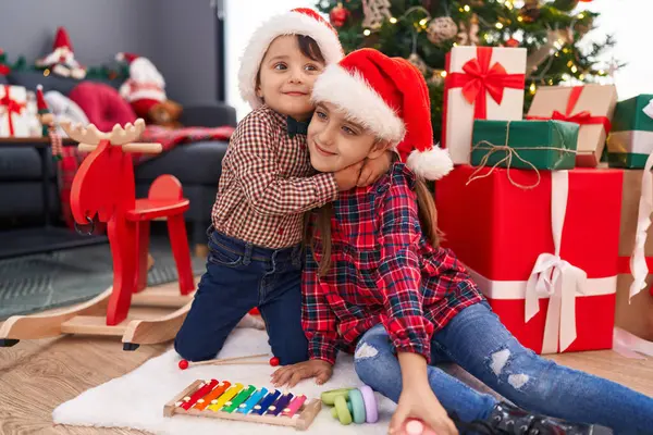 Sevimli Kız Erkek Birbirlerine Sarılıp Noel Evde Kutluyorlar — Stok fotoğraf