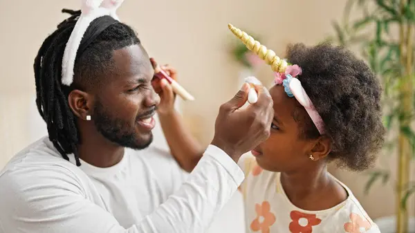Afro Americano Pai Filha Vestindo Diadema Engraçado Aplicando Maquiagem Sorrindo — Fotografia de Stock