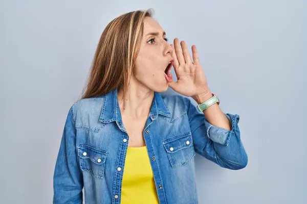 Young Blonde Woman Standing Blue Background Shouting Screaming Loud Side — Stock Photo, Image