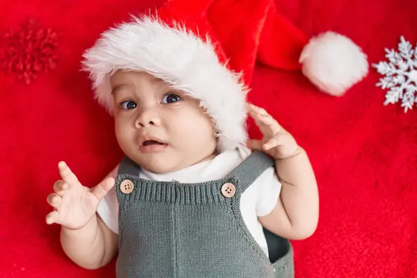 Adorável Criança Hispânica Deitada Chão Com Decoração Natal Quarto — Fotografia de Stock