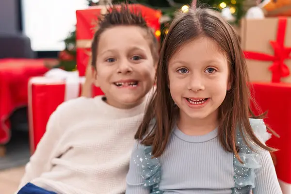Liebenswerter Junge Und Mädchen Lächeln Selbstbewusst Und Feiern Weihnachten Hause — Stockfoto