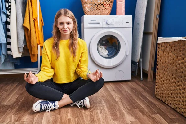 Ung Blond Kvinna Som Gör Yoga Motion Väntar Tvättmaskin Tvättstugan — Stockfoto