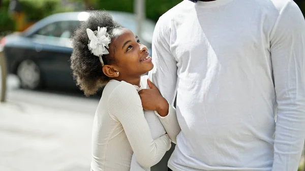 Afro Americano Pai Filha Sorrindo Confiante Juntos Segurando Braço Rua — Fotografia de Stock