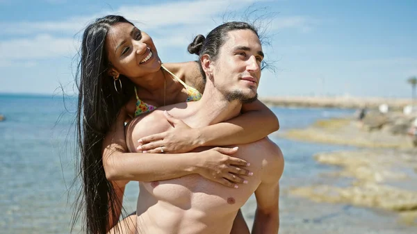 Erkek Kadın Turist Çift Kumsalda Birbirlerine Gülümserek Sarılıyorlar — Stok fotoğraf
