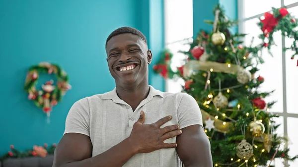 Afro Américain Homme Riant Beaucoup Célébrer Noël Maison — Photo