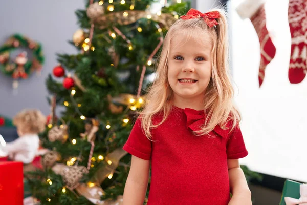 Liebenswertes Blondes Mädchen Lächelt Selbstbewusst Wenn Hause Weihnachtsbaum Steht — Stockfoto