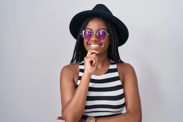 Joven Afroamericano Con Trenzas Con Sombrero Gafas Sol Con Mano —  Fotos de Stock