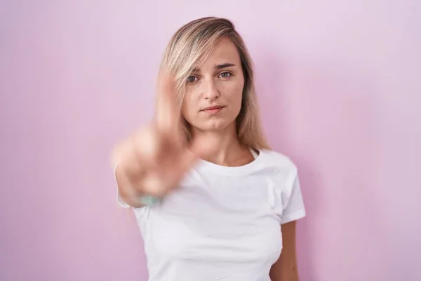 Young Blonde Woman Standing Pink Background Pointing Finger Angry Expression — Stock Photo, Image