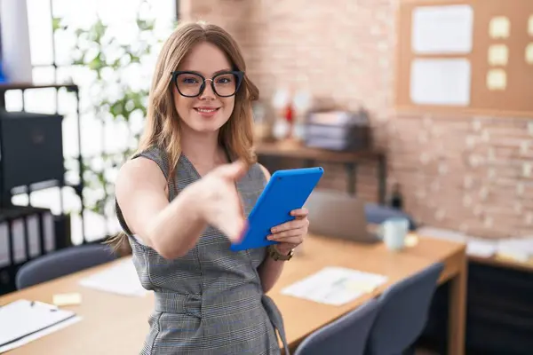 Ofiste Çalışan Beyaz Bir Kadın Gözlük Takıyor Gülümsüyor Dostça Sıkışarak — Stok fotoğraf