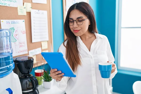 Junge Schöne Arabische Geschäftsfrau Mit Touchpad Beim Kaffeetrinken Büro — Stockfoto