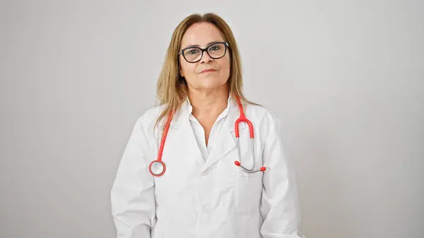Latynoska Kobieta Średnim Wieku Lekarz Stojący Poważnym Wyrazem Twarzy Białym — Zdjęcie stockowe